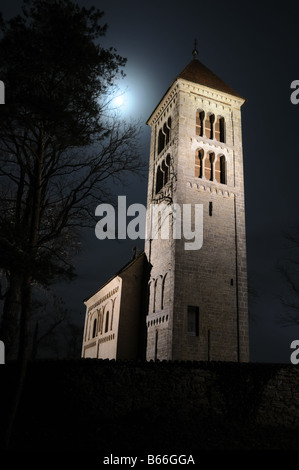 Il romanico del XII secolo la chiesa di San James nel villaggio di Jakub di notte con luna splendente. Foto Stock