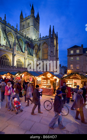 Vasca da bagno mercatino di Natale e la gente lo shopping nel cortile abbazia Foto Stock