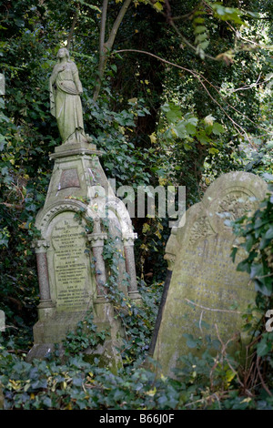Il cimitero di Nunhead. Southwark, Londra, Inghilterra, Regno Unito Foto Stock