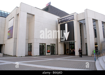 Il Museo di Arte Contemporanea o Mussee d'art contemporain sulla Place des Arts di Montreal, Quebec, Canada Foto Stock