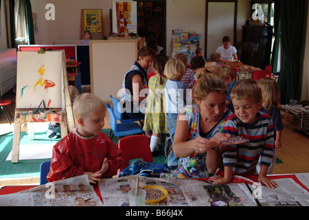 I bambini facendo gioco creativo in una scuola materna Foto Stock