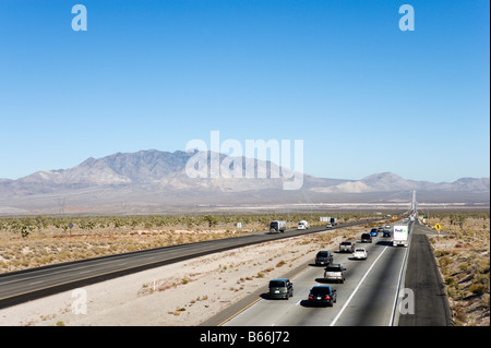 Il traffico sulla Interstate 15 nel deserto di Mojave tra Las Vegas e Los Angeles, California Foto Stock