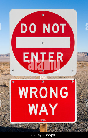 Enon immettere / in modo errato sul segno I15 nel deserto di Mojave, California Foto Stock