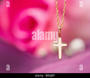 Catena d'oro con una croce cristiana Foto Stock