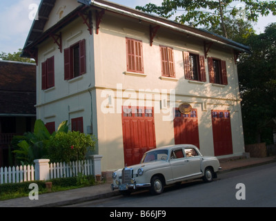 Mercedes parcheggiato di fronte hotel coloniale a Luang Prabang, Laos Foto Stock