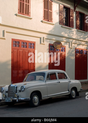 Mercedes parcheggiato di fronte hotel coloniale a Luang Prabang, Laos Foto Stock