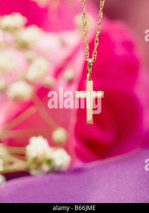 Catena d'oro con una croce cristiana Foto Stock