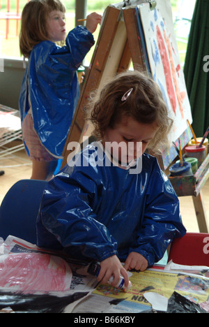 Pittura per bambini in una scuola materna Foto Stock