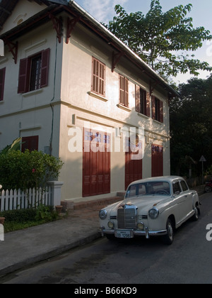 Mercedes parcheggiato di fronte hotel coloniale a Luang Prabang, Laos Foto Stock