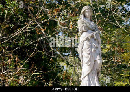 Statua funeraria. Il cimitero di Nunhead, South London, England, Regno Unito Foto Stock