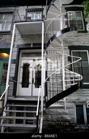 In bianco e nero di metallo scalinata a spirale di una vecchia casa in Le Plateau Mont Royal, Montreal, Quebec, Canada Foto Stock