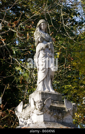 Statua in Nunhead cimitero. Southwark, Londra Sud, England, Regno Unito Foto Stock