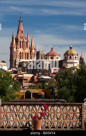 Una vista del centro di San Miguel De Allende e la Parroquia dall'Istituto d'arte. Foto Stock