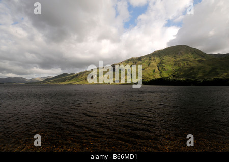 Lago di Kylemore dodici perni benna beola mountain blue sky Connemara galway Irlanda Foto Stock