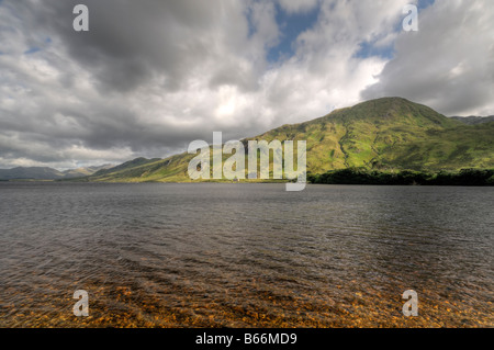 Lago di Kylemore dodici perni benna beola mountain blue sky Connemara galway Irlanda Foto Stock