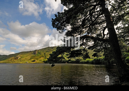 Lago di Kylemore dodici perni benna beola mountain blue sky Connemara galway Irlanda Foto Stock