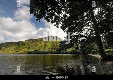 Lago di Kylemore dodici perni benna beola mountain blue sky Connemara galway Irlanda Foto Stock