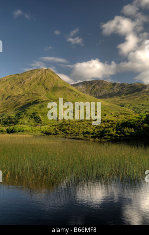 Lago di Kylemore dodici perni benna beola mountain blue sky Connemara galway Irlanda Foto Stock