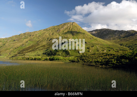 Lago di Kylemore dodici perni benna beola mountain blue sky Connemara galway Irlanda Foto Stock