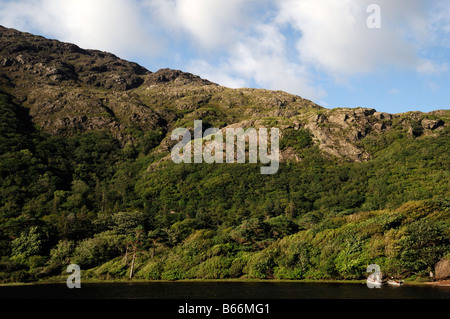 Lago di Kylemore dodici perni benna beola mountain blue sky Connemara galway Irlanda Foto Stock