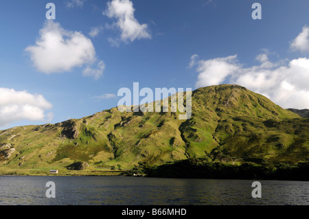 Lago di Kylemore dodici perni benna beola mountain blue sky Connemara galway Irlanda Foto Stock