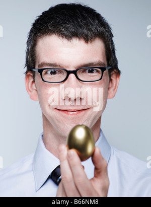 Uomo Mid-Adult Azienda Golden Egg Foto Stock