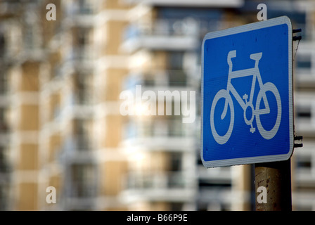 Blu e bianco percorso ciclo segno contro uno sfondo di highrise appartamenti, a Kingston upon Thames Surrey, Inghilterra Foto Stock