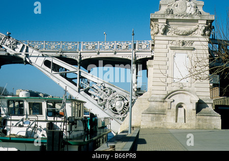 Pier e il molleggio di arco di Viaduc d'Austerlitz, portando la linea 5 della metropolitana attraverso la Senna a Parigi. Foto Stock