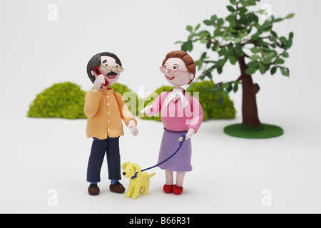 Coppia Matura Walking cane e utilizzando il telefono cellulare Foto Stock