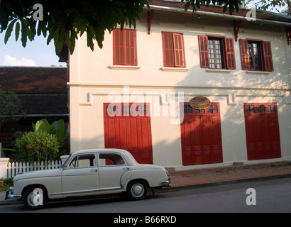 Mercedes parcheggiato di fronte hotel coloniale a Luang Prabang, Laos Foto Stock