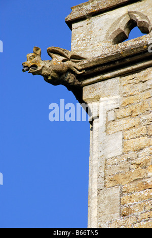 Gargoyle sulla torre della chiesa di Santa Maria, "Lower Slaughter', ^Gloucestershire Foto Stock