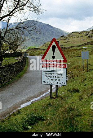 Un cartello di segnalazione sull'approccio di Hardknott & Wrynose passa, Cumbria, Regno Unito. (Circa 1990) Foto Stock