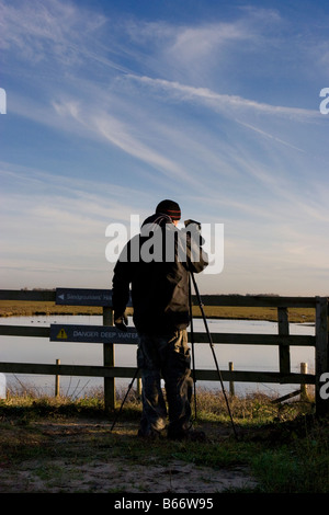 Birdwatching, birdwatching, birdwatching, binocoli di osservazione della fauna selvatica, oscilloscopi, ottiche, treppiedi a Southport, Merseyside Foto Stock