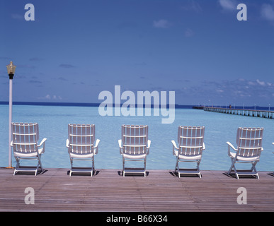 Sedie da spiaggia in fila Foto Stock