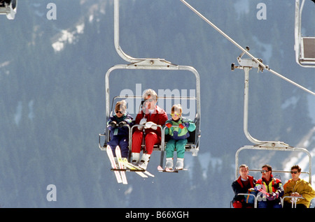 La principessa Diana e Principi William e Harry su una seggiovia sci di fondo in località austriaca di Lech Foto Stock