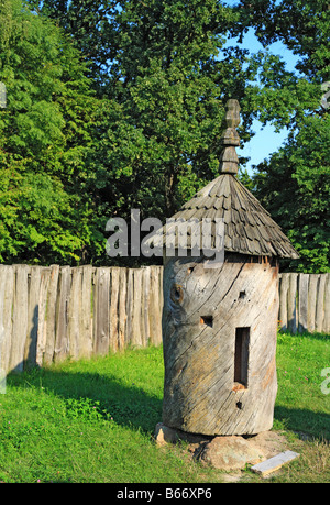 Ucraino di legno tradizionale bee hive, Pirogovo (Pyrohiv), museo a cielo aperto dell'Architettura Nazionale, vicino a Kiev, Ucraina Foto Stock