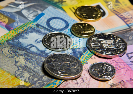 Australian monete da 5c a 2 dollari su varie denominazioni delle banconote Foto Stock