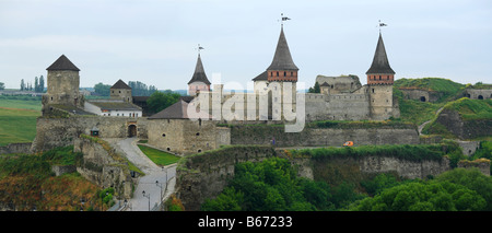 Le mura e le torri della fortezza medievale Kamianets Podilskyi (Kamenetz, Kamieniec), Podolia, Khmelnytskyi Oblast (regione), Ucraina Foto Stock