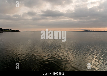 Caernarfon bay al tramonto con la bocca della baia e il fiume di menai rettilinei Foto Stock