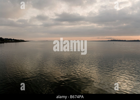 Caernarfon bay al tramonto con la bocca della baia e il fiume di menai rettilinei Foto Stock