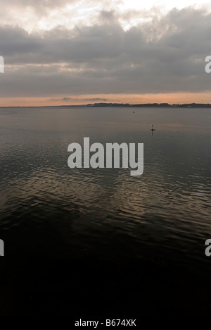 Caernarfon bay al tramonto con la bocca della baia e il fiume di menai rettilinei Foto Stock