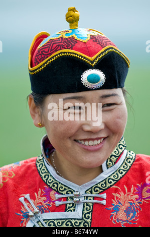 Tradizionalmente condita mongolo etnica assiste estate Festival Naadam Xiwuzhumuqinqi Inner Mongolia Cina Foto Stock