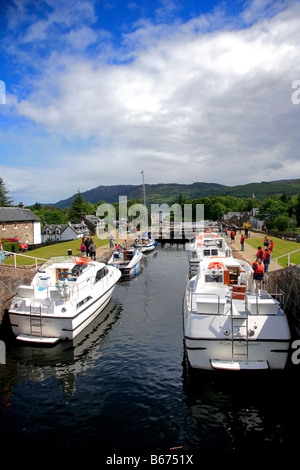 Imbarcazioni da diporto in Lockgates Fort Augustus città Loch Ness Highlands della Scozia Gran Bretagna REGNO UNITO Foto Stock