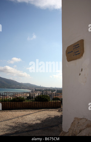Street a Altea con una vista del mare Foto Stock