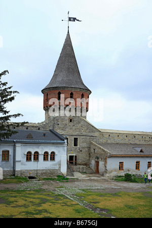 Le mura e le torri della fortezza medievale Kamianets Podilskyi (Kamenetz, Kamieniec), Podolia, Khmelnytskyi Oblast (regione), Ucraina Foto Stock