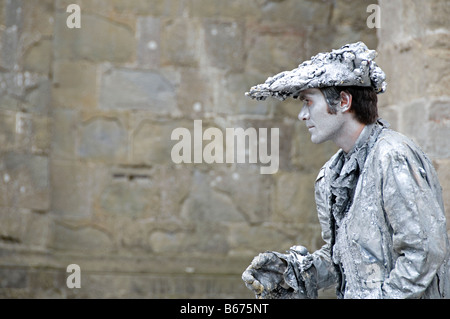 Un artista mime in carcassone la cite Francia dipinto in grigio puro di arresto e di effettuare azioni come una statua in movimento Foto Stock