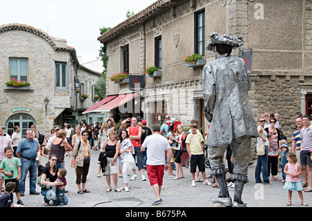 Un artista mime in carcassone la cite Francia dipinto in grigio puro di arresto e di effettuare azioni come una statua in movimento Foto Stock