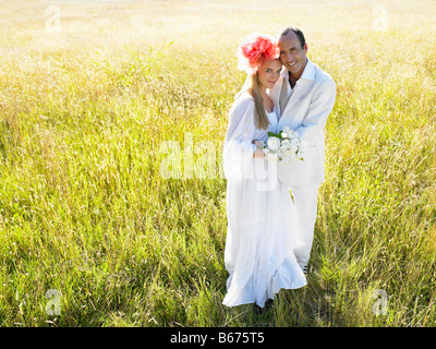 Coppia sposata in un campo Foto Stock