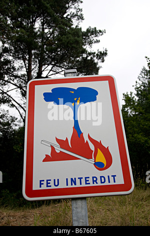 Un segnale di avviso nella Francia del sud avvertenza sul pericolo di incendi boschivi quando camping Foto Stock