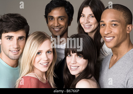 Ritratto di un gruppo di giovani amici Foto Stock